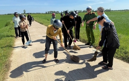 'Báo thủ' gây rối, cha mẹ phải đi quét dọn rác của con