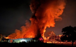 Cháy xưởng nhựa ở Quảng Ngãi, cột lửa bốc cao cả trăm mét