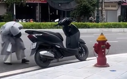 Cô gái chạy xe Lead ngơ ngác khi bị troll mất một bên giảm xóc