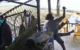 Chủ quán nước mía đuổi khách, khách trở lại trả thù tàn nhẫn