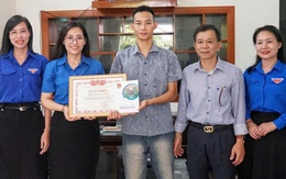 Tặng bằng khen cho thanh niên cứu cháu bé trước mũi tàu hỏa