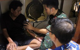 Tàu hải quân vượt sóng gió bão số 3 đưa 2 ngư dân bệnh nặng từ Trường Sa về bờ