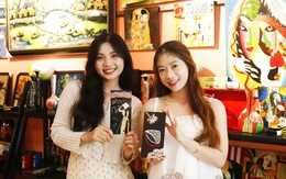 Du khách thích thú trải nghiệm tự tay làm tranh sơn mài