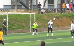 Khi các bông hồng chơi bóng bằng tay