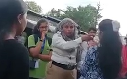 Nữ cảnh sát giao thông Ấn Độ tát cô gái trẻ chạy xe máy chở ba, vượt ẩu