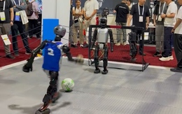Cười sảng với màn robot giống người đá hụt bóng