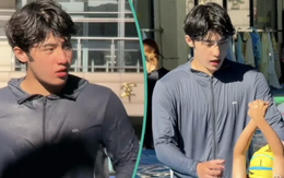 Thầy dạy bơi đẹp trai đến mức các mẹ nườm nượp dắt con đến học