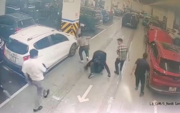 Đám đông hú hồn với tấm tôn bay trong cơn dông