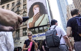 Ánh mắt vô cảm của Gen Z: Đáng thương hay đáng trách?