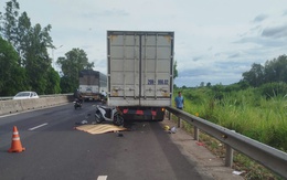 Xe máy tông vào đuôi xe tải đang đậu, 3 bà cháu tử vong