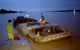 Bắt quả tang ghe gỗ hút cát trái phép trên sông Hàm Luông