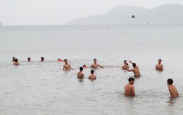 Bất chấp lệnh cấm, nhiều du khách vẫn tắm biển Cửa Lò trước bão số 3
