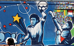 Áo thủ môn trong pha 'Bàn tay của Chúa' của Maradona rao bán 10 tỉ đồng