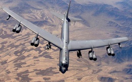 Máy bay thương mại 'cua gắt' trên trời, tránh B-52 trong gang tấc