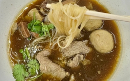 Quán mì bò Thái Lan gần 50 năm không thay nồi nước dùng