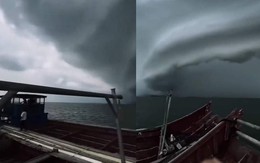 Hãi hùng cảnh cơn dông ùn ùn kéo đến ở Quảng Ninh