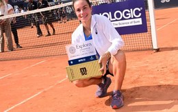 Sao quần vợt Lois Boisson nhận cúp Hamburg Open hình thùng container