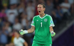 Người hùng của tuyển nữ Đức