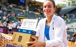 Vận động viên quần vợt bối rối khi được trao cúp vô địch hình container