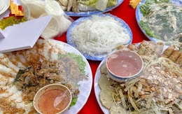 Gói đồ ăn thừa ở đám tiệc mang về, kém văn minh hay nên làm?