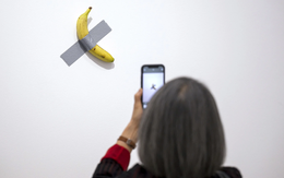 Tác phẩm 'chuối dán tường' giá hơn 6 triệu USD lại bị ăn mất