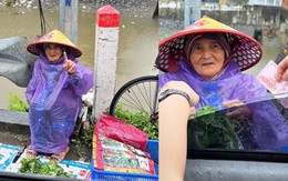 Ấm lòng cặp đôi giúp đỡ cụ bà bán rau ngày mưa bão
