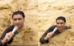 Phóng viên Pakistan cập nhật tình hình mưa lũ dù nước chảy xiết ngang cổ