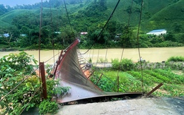 Cầu treo đứt cáp, xe bán tải và xe máy rơi xuống sông