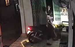 Đi làm về khuya, chồng hồn bay phách lạc khi thấy vợ núp sau cửa