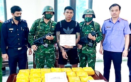 Người đàn ông trang bị súng quân dụng vận chuyển 45kg ma túy từ Lào về Việt Nam