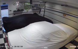 Ảnh vui 24-7: Tại sao tấm phủ xe màu đen lại cùng màu với tấm màu trắng khi trời tối?