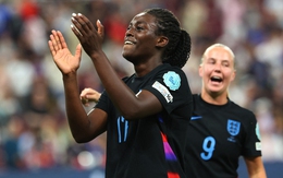 Từ cô bé nhặt bóng đến người hùng của tuyển nữ Anh