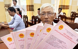 Cầm 7 sổ đỏ được phường cấp, cụ ông mừng vui ra mặt