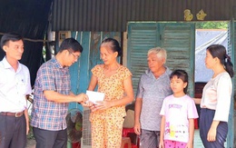 Xã Củ Chi hỗ trợ người dân bị tốc mái do mưa dông