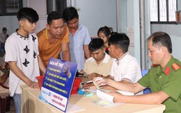 Cán bộ công an phường tăng ca đêm làm căn cước cho dân