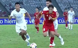 Trọng tài đuổi nhầm cầu thủ ở trận Việt Nam thắng Philippines