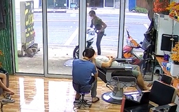 Bị trộm xe máy trước mặt vì để quên chìa khóa trên xe