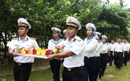 Thả hàng trăm hoa đăng xuống biển tưởng nhớ anh hùng liệt sĩ Trường Sa