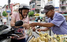 Vượt trăm cây số lên TP.HCM bán bánh mưu sinh