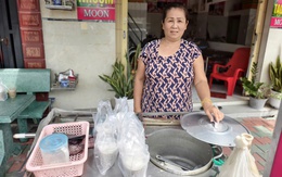 Nhiều người mua chè giúp người bán bị té gãy chân