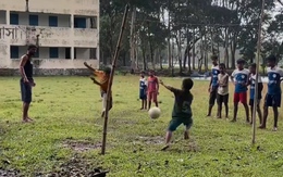 Cản được penalty, thủ môn được đồng đội tung hô mà sao nó lạ quá