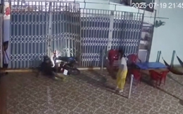 Cô gái phản xạ xuất thần khi thanh niên tông xe máy móp cửa sắt