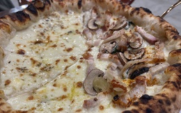 Quẹo hẻm tìm quán của Phú, ăn pizza Ý vị heo quay cải chua