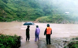 Ô tô con bị lũ cuốn khi liều lĩnh tháo rào chắn băng qua ngầm tràn ngập lũ