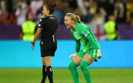 Thủ môn Hampton: Từ cô bé mắt lác đến người hùng tuyển Anh