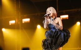 Fan vỡ oà với loạt khoảnh khắc 'sít rịt' trong mini concert của Han Sara