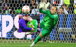 Thủ môn Hampton dán ‘bí kíp’ lên tay giúp tuyển Anh vô địch Euro nữ 2025