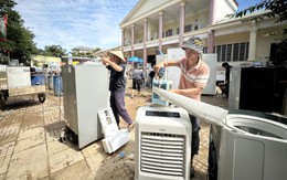 Hàng trăm thợ điện về vùng lũ sửa đồ giúp bà con