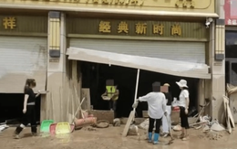 Biết tin tiệm vàng bị lũ quét, có người mang máy quét kim loại đi tìm