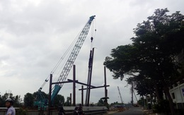 Sở Xây dựng TP.HCM kiểm tra thi công bờ kè kênh nghi làm nứt nhà dân